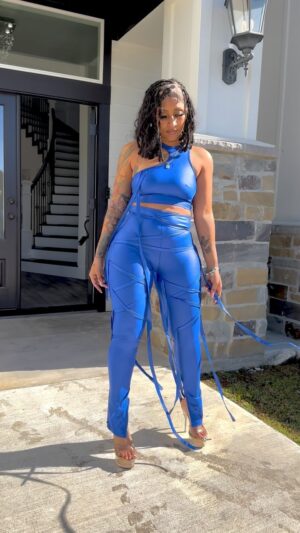 Brittney Bee Starr Williams Instagram - 🥶💙💙ROYAL BLUE💙🥶🥶
Eleven22online.com
@eleven22online 

Hair @allure_diorplush 
Bundles @sheshappyhair