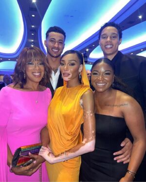 Brittney Griner Instagram - We are in awe from The White House Correspondents’ Association’s dinner last night. The first amendment is so important and we’re grateful to live in a country that recognizes freedom of speech. 

Major thank you to the courageous journalist from our past, present, and future for truth-telling and being the foundation for radical change. Our prayers go out to the families of Evan Gershkovich (Russia) and Austin Tice (Syria)— reporting is not a crime and we must bring them home. 

@gayleking and the entire CBS family, thank you for having us as your guest. Your hospitality was unmatched. 

Styled by: @calvinklein & @courtneydmays 
MUA: @lolasbeautymark 
Hair: @jadajenkinsco 

#WeAreBG #BringOurFamiliesHome