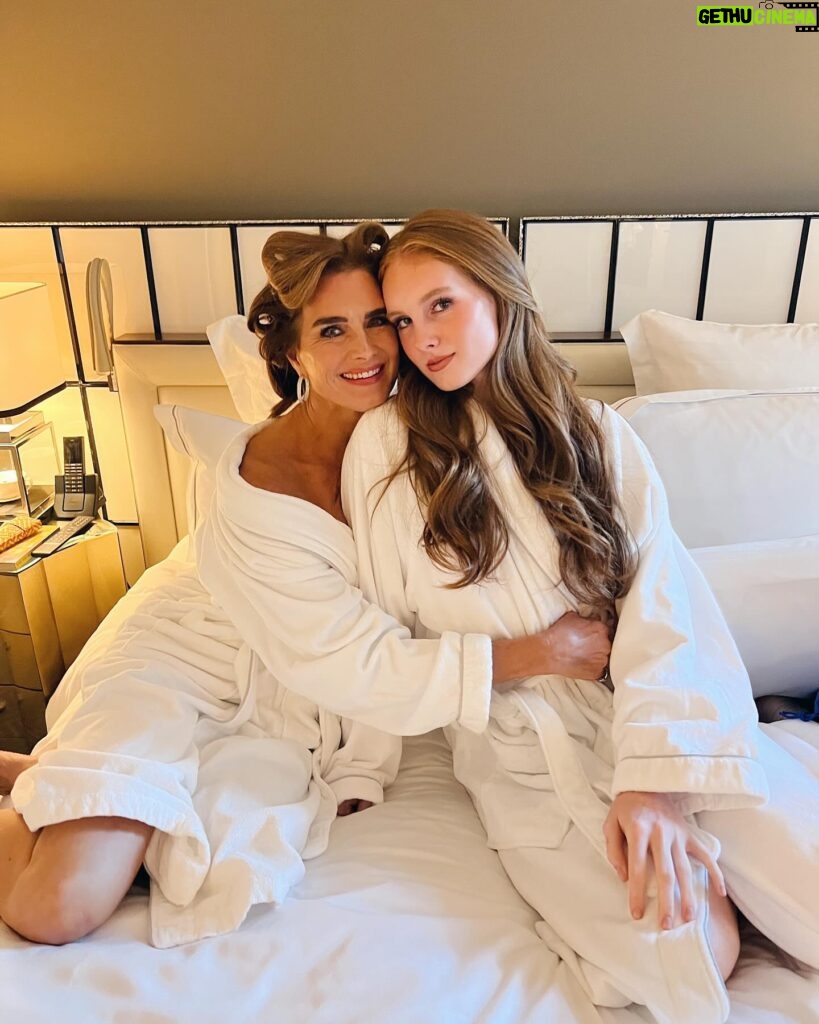Brooke Shields Instagram - My baby girl is 18 💛 I love being your mom and seeing the wonderful woman you’re growing into.. Happy golden birthday, Grier! I love you! ✨🎉