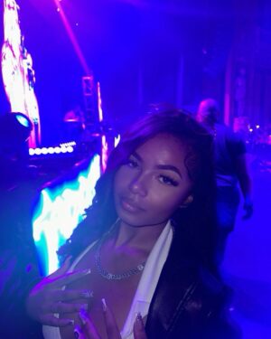 Brooklyn Queen Instagram - love me easy 🖤 

#bmb #lmg
purse: @williampalmerhomme
