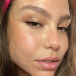 Bruna Carvalho Instagram – Trouxe uma make mais básica e fácil de fazer, principalmente para as pessoas q usam maquiagem mas n sabem nada sobre hehehehe