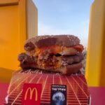 Bruna Carvalho Instagram - Resuminho do meu dia com @mcdonalds_br no The Town 2023, impossível não ser a primeira parada, ainda mais com O Mc Melt The Town…. ❤️ Já experimentou? Não? Então corre que é por tempo limitado e tá disponível nos restaurantes de todo Brasil! *Comprando no app do Méqui pelo McDelivery tem frete grátis para compras a partir de R$39,90. Consulte restaurantes participantes. publi #McMeltTheTown #MéquiNoTheTown
