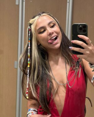 Bruna Carvalho Instagram - Ontem foi o dia da loirinha e da loirona ✨