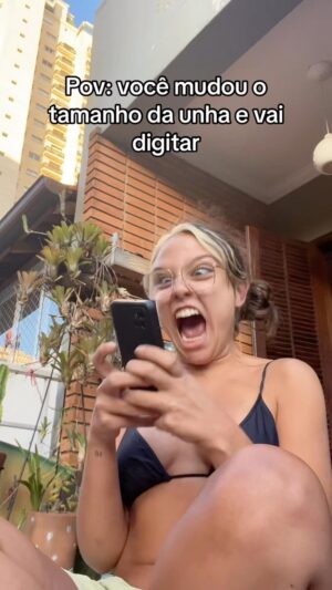 Bruna Carvalho Instagram - Eu corto, não consigo digitar. Eu deixo crescer, também não consigo. 😫🤡