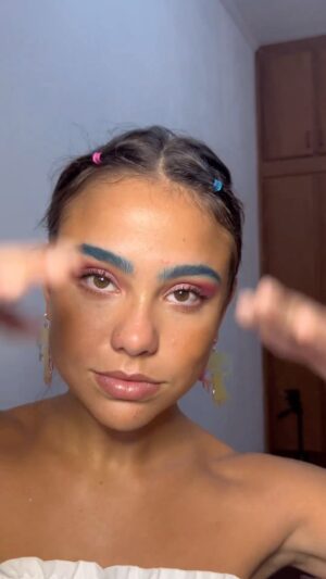 Bruna Carvalho Instagram - Mais uma make de carnaval para esse perfil! 

Dessa vez a @vult me inspirou a fazer algo bem colorido e diferente, do jeito que eu gosto! 

E me diz, vc usaria essa maquiagem?? Mais infos nos meus stories!

publi