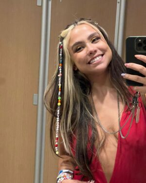 Bruna Carvalho Instagram - Ontem foi o dia da loirinha e da loirona ✨
