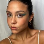 Bruna Carvalho Instagram - Uma make bem colorida e cheia de possibilidades pra me sentir ainda mais eu nesses dias de carnaval com @contem1g.oficial! os produtos que usei foram: *Lapiseira de Sobrancelha Alta Definição | Lapiseira Retrátil New Wave - Aruba e Frozen Margarita | Paleta de sombras Baked - Aquarius | Delineador Líquido Glitter - Azul claro | Rímel New Wave - Vermelho | Trio Iluminadores Stardust | Blush Baked - Bloody Mary | Batom Matte Velvet - Rebuliço Curtiram a make? Eu tô apaixonadaaaa ✨ Publi