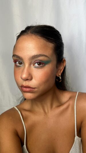 Bruna Carvalho Instagram - Uma make bem colorida e cheia de possibilidades pra me sentir ainda mais eu nesses dias de carnaval com @contem1g.oficial!

os produtos que usei foram:
*Lapiseira de Sobrancelha Alta Definição | Lapiseira Retrátil New Wave - Aruba e Frozen Margarita | Paleta de sombras Baked - Aquarius | Delineador Líquido Glitter - Azul claro | Rímel New Wave - Vermelho | Trio Iluminadores Stardust | Blush Baked - Bloody Mary | Batom Matte Velvet - Rebuliço

Curtiram a make? Eu tô apaixonadaaaa ✨

Publi