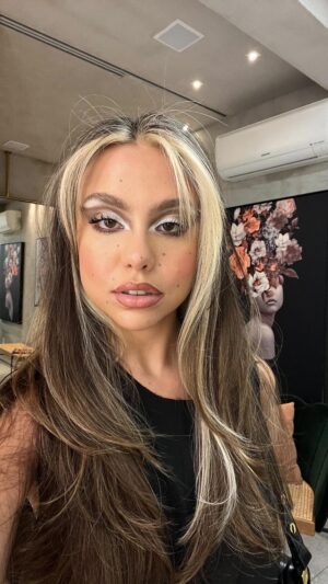 Bruna Carvalho Instagram - Strong, confident and beautiful young lady ✨😫♥️

Cabelo by: @marcoscintra_ e @theartsalon_ 

Make: @wildsonlopes