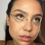 Bruna Carvalho Instagram - Uma maquiagem geométrica e muito fácil de fazer ✨🤏🏽 duvido você tentar UUHUHUHU