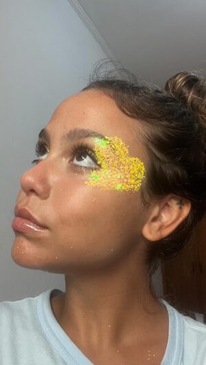 Bruna Carvalho Instagram - Mais um dia de carnaval, mais uma make ✨💛