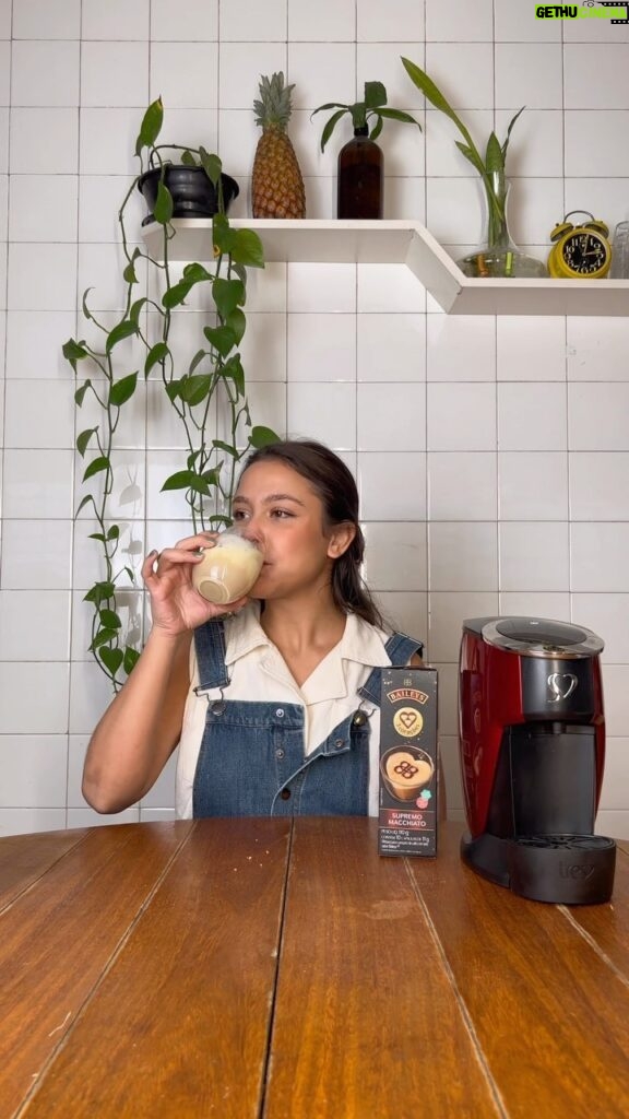 Bruna Carvalho Instagram - Hoje foi dia de criar uma receita com vocês, Baileys e @3coracoes 🫶🏽 admito que eu sou muita boa em drinks, mas eeeeesse aqui tá um arraso! E eu tenho o cupom BRUNA15 na primeira compra no site da @mercafe pra vocês aproveitarem :) Manda pra alguém que vai gostar ✨🤏🏽 publi