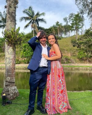 Bruna Carvalho Instagram - Ontem foi dia de casar a amiga @marjo_leite ✨ e rever os amigos q a gente ama ♥️ 

Vestido: @dress_and_go