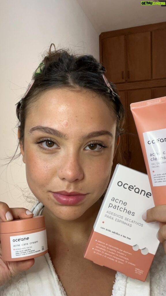 Bruna Carvalho Instagram - eu descobri O MELHOR PATCH DE ESPINHA DO MUNDO!!! eles não ressecam a pele, previnem e tratam a acne, além de serem veganos, livres de parabenos e silicones :) E pra melhorar, ainda tem o cleanser e o hidratante da mesma linha pra deixar sua pele perfeita e bem cuidada! Sempre tenho crise de espinhas na minha TPM e esses produtinhos da @oceane tem me salvado!! #oceaneskincare