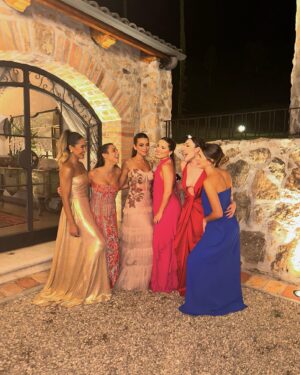 Bruna Carvalho Instagram - Ontem foi dia de casar a amiga @marjo_leite ✨ e rever os amigos q a gente ama ♥️ 

Vestido: @dress_and_go