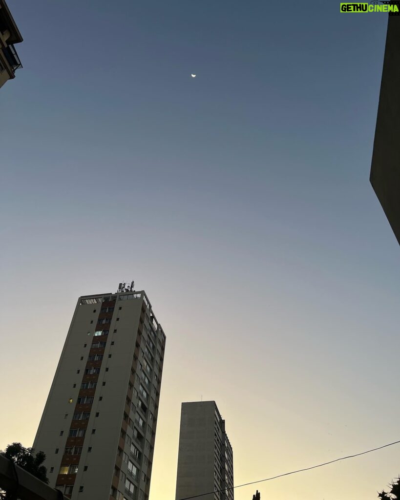 Bruna Carvalho Instagram - Sendo bem paulista observando uma paisagem de prédios