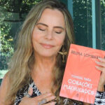 Bruna Lombardi Instagram - Gente maior felicidade aqui. Quem quiser já ter o seu, dia 5 de março em pré venda na Amazon. E quem comprar na pré venda vai ganhar um lindo brinde. Daqui a dois dias mando o link. Depois vocês me contam... PS: Ah, gostaram da capa? #brunalombardi #redefelicidade #livro #prevenda #brinde #primeiramao