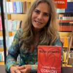 Bruna Lombardi Instagram - Oi, amados, eu quero agradecer muito a todos que vieram ontem e também me desculpar. Tive que terminar a sessão de autógrafos dos livros antes da hora. Comecei a me sentir realmente muito mal e precisava ser medicada. Estou de cama, me cuidando e espero estar bem o mais rápido possível. Peço desculpas a todos que vieram e que não pude atender.  Agradeço a compreensão e o carinho de todos. Beijos ❤️