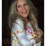 Bruna Lombardi Instagram - Um desejo imenso de abraçar o mundo, as pessoas, a vida e agradecer porque estamos aqui, juntos e essa energia pertence a todos. Obrigada por me acompanhar. Estamos perto, estamos juntos, com fé. Tudo de lindo pra vocês. Um super beijo e ótimo finde.🧡 #alegria #agradecer #energia