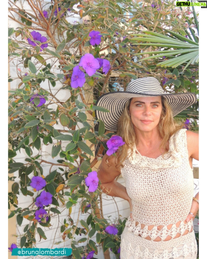 Bruna Lombardi Instagram - Flores aparecem pra nos lembrar de enfeitar a vida. #natureza #flores #vida