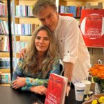 Bruna Lombardi Instagram - Tanta gente, tão linda e carinhosa, tantos amigos, tantas demonstrações de afeto que eu nem sei como agradecer e me desculpar. Recebi todos os que pude e mesmo assim mal consegui sorrir ou falar, até escrever tava difícil... Até podia parecer que eu não estava feliz de ver tanta gente querida. Eu estava super feliz, mas me sentindo mal. Já fui pro lançamento me sentindo sem forças, achando que ia dar conta, mas depois de duas horas e meia não deu mais. Tive que ir embora me sentindo muito mal. Estava sem comer fazia dias, com uma virose estomacal que eu acreditava que ia melhorar, mas não. Na verdade fui ficando mais fraca e zonza e com medo de desmaiar. Não tenho palavras pra agradecer a todos e pedir mil desculpas a tanta gente que não pude atender. Tive que sair e ainda chegou mais gente depois. Estou melhor, me recuperando e vocês foram maravilhosos. Super obrigada por tudo! Um beijo @editorasextante #brunalombardi #manualparacoracoesmachucados #redefelicidade #livro