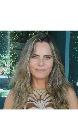 Bruna Lombardi Instagram - Em super primeira mão, só pra vocês verem a cara do meu novo livro "Manual para Corações machucados." 
A partir do dia 5 de março, terça-feira você pode ter o seu, na pré venda na Amazon.
Em breve eu passo o link. E quem comprar logo vai ganhar um brinde muito especial...
Super beijo, amados... gostaram?

#brunalombardi
#redefelicidade
#livro
#novidade
#carinho