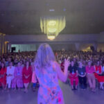 Bruna Lombardi Instagram - Tenho viajado para muitos lugares numa sequência de palestras sobre diversos temas e fico feliz que nas entrevistas já querem saber mais do lançamento do meu novo livro: Manual para Corações Machucados. Tá chegando, gente!!❤️ #brunalombardi #redefelicidade #conhecimento #palestra