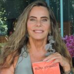 Bruna Lombardi Instagram - Oi amados, finalmente chegou o livro Manual para Corações Machucados! A pré-venda já começou e para quem adquirir o livro nesse período vai ganhar um brinde exclusivo. O link está na minha Bio e essas são as datas e os locais para sessão de autógrafos. 17/04 - São Paulo - Livraria da Travessa (Shopping Iguatemi - Faria Lima) às 18h. 25/04 - Rio de Janeiro - Livraria da Travessa (Shopping Leblon) às 19h. 01/05 - Salvador - Bienal do Livro Bahia (Centro de Convenções) na Arena Jovem às 11h. Vamos nos encontrar? 😘😘 #livros #leitura #sextante #lançamento #brunalombardi