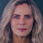 Bruna Lombardi Instagram - Compartilho com vocês essa poesia do meu livro CLÍMAX. PREPARO Me preparo para ser o que sou e me preparo lenta como lentamente se preparam poções, venenos, a gestação. Lentamente como se detona uma explosão, como voam os estilhaços pelo espaço. Me preparo para ser o que sou com a lentidão de um voo e me preparo sem pressa. Tudo o que virá agora começa lento como o uivo dos lobos, o derramar da lava dos vulcões. Lenta como a vingança de famílias que atravessa gerações. Lenta como a luz veloz, o gosto do alcaçuz, a voz de alguém que chama. Lenta como a bala de revólver que se projeta e atinge. Lenta como a flecha, que se arremessa no alvo e acerta o ponto exato. Como o tato do homem que me toca lentamente, e toca e toca e toca essa música que há anos me acompanha. Me preparo para ser o que sou, simples e tamanha. #brunalombardi #redefelicidade #poesia #clímax #editorasextante