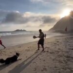 Bruna Lombardi Instagram - Companheiros 🧡 Via: dog_altinha #redefelicidade #animals #dog #beach #happy