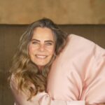 Bruna Lombardi Instagram - Amados, a gente sempre fala de beleza e saúde e isso tem uma base muito importante: o sono. Um sono sem qualidade reflete em todas os aspectos da nossa vida. Eu já uso há muitos anos um colchão maravilhoso da Reconflex, mas agora tem uma coisa muito especial: um travesseiro mágico que não marca o nosso rosto. Chama BB SILK e ele se amolda aos contornos do rosto, eliminando a pressão que marca a pele e forma aquelas “rugas de sono”… Quem nunca né? rs Um skincare enquanto a gente dorme super bem. BB Silk adorei você… ❤️ @reconflex publi