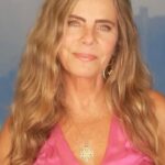 Bruna Lombardi Instagram - Será que é possível reduzir as ruguinhas e dar firmeza pro rosto de forma 100% natural? Vem conhecer o método Xô Rugas! @aline_senatore_us #publi