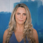 Bruna Lombardi Instagram - Pra vocês, um pouco da minha poesia... CAIXA DE PANDORA Depois de abrir a Caixa de Pandora, o monstro que alimento me devora. Preciso me livrar do meu invento, sei que a jornada é o que experimento e a vida é uma coisa transitória. Talvez seja necessário o aprendizado pra poder transformar cada momento em algo que seja mais iluminado, pra conseguir encontrar no pensamento um lado mais sublime e elevado. Sei que pra isso tenho que enfrentar a dor. Sei que é preciso essa descida ao inferno até tocar a profundeza desse amor que, mesmo nessa vida passageira, fez a promessa de permanecer eterno. Não me importa queimar nessa fogueira e enfrentar noites sem sono e sem ajuda, nem confrontar os monstros que eu temia. Agora sei que de repente tudo muda, e depois da escuridão vem a luz do dia. Sossega, coração, que essa é a travessia. #brunalombardi #redefelicidade #poesia #clímax #editorasextante #poesiareunida