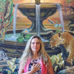 Bruna Lombardi Instagram - Amados, para os cristãos hoje é um dia de reflexão e recolhimento. Existem tantas camadas na passagem da Crucificação, que podemos entender muito do que acontece até hoje. Poder, medo, corrupção, traição, o ódio da multidão e até o perdão estão representados nessa terrível passagem tão significativa para a humanidade. O que aprendemos nesses séculos todos e o que ainda temos que aprender?
