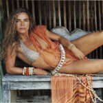 Bruna Lombardi Instagram - Ensaio na praia nos anos 2000 com o craque @bobwolfenson... #brunalombardi #redefelicidade #bobwolfenson #photoshoot #tbt