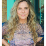 Bruna Lombardi Instagram - Hoje abri ao acaso meu livro "Jogo da Felicidade" como muita gente costuma fazer para ler um pensamento. E foi esse que dedico a vocês: Todo percurso é em direção ao que não conhecemos, ao ineditismo da vida. Prepare-se para abraçar tudo o que vier, desafios, paixões, mudanças. Não saber o que vai acontecer é a grande emoção, a beleza do surpreendente mistério da vida. #caminho #desafio #mudança #desconhecido