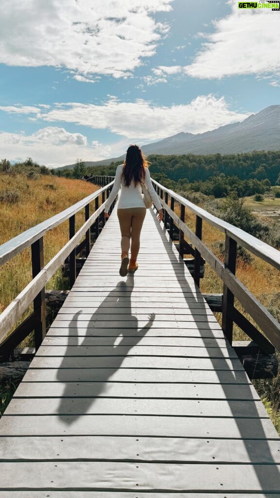 Bruna Vieira Instagram - Não poderia guardar essas paisagens lindas só no meu rolo de câmera. A viagem pro sul da Argentina foi um sonho! @brasileirosemushuaia @brasileirosemelcalafate Listinha de cidades que eu ainda quero conhecer na Patagônia: Bariloche, El Chaltén, Esquel, San Martín de los Andes e Villa La Angostura.