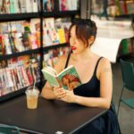 Bruna Vieira Instagram - Levando meu livro pra passear e rindo do que já me fez chorar. O café gelado é porque o calor não me deu opção.