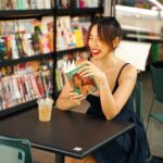 Bruna Vieira Instagram - Levando meu livro pra passear e rindo do que já me fez chorar. O café gelado é porque o calor não me deu opção.