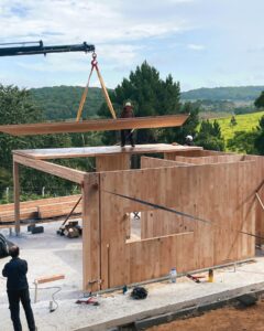 Bruna Vieira Instagram - Deixe aqui sua dúvida ou curiosidade sobre a construção de uma casa de madeira? (vamos gravar vídeo quando ela estiver prontinha) #CasaDeMadeira #CLT #Obra 🪵🏡🔎👇🏻
