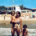 Bruna Vieira Instagram - hoje completa um ano que você existe só na minha memória e eu fiquei me policiando o dia todo pra não pensar nisso porque eu não queria chorar, mas teve uma quina de móvel virtual (a notificação de lembrança do Google Fotos) e eu vi a última foto que tiramos, logo antes de você se despedir, aí já não deu pra evitar. transbordei em silêncio e as lágrimas são de todas versões minhas que já existiram. você dizia pra todo mundo que eu era uma criança chorona, pois eu cresci e me tornei uma adulta que chora pra se entender. Inha, eu continuo estranhando pessoas que eu não conheço direito. continuo vibrando e ficando sem dormir toda vez que existe a possibilidade de uma nova viagem. continuo querendo câmeras digitais de presente de aniversário e Natal. queria poder te mostrar que eu alisei meu cabelo de novo. que eu vendi meu apartamento. que agora eu também tenho joanete no pé direito. que nessa Páscoa ganhamos muitos ovos e como todo tá mundo lá em casa com diabetes, doamos quase tudo. você era a única que podia. você sempre soube que podia tudo. sair da roça, não casar ou mudar de cidade quando bem entender. entre tantas coisas, nos dar amor, afeto e atenção. eu já achei que precisava de coisas que eu não tenho pra ser feliz, mas aí eu lembro que tive você.