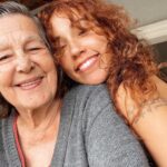 Bruna Vieira Instagram - hoje completa um ano que você existe só na minha memória e eu fiquei me policiando o dia todo pra não pensar nisso porque eu não queria chorar, mas teve uma quina de móvel virtual (a notificação de lembrança do Google Fotos) e eu vi a última foto que tiramos, logo antes de você se despedir, aí já não deu pra evitar. transbordei em silêncio e as lágrimas são de todas versões minhas que já existiram. você dizia pra todo mundo que eu era uma criança chorona, pois eu cresci e me tornei uma adulta que chora pra se entender. Inha, eu continuo estranhando pessoas que eu não conheço direito. continuo vibrando e ficando sem dormir toda vez que existe a possibilidade de uma nova viagem. continuo querendo câmeras digitais de presente de aniversário e Natal. queria poder te mostrar que eu alisei meu cabelo de novo. que eu vendi meu apartamento. que agora eu também tenho joanete no pé direito. que nessa Páscoa ganhamos muitos ovos e como todo tá mundo lá em casa com diabetes, doamos quase tudo. você era a única que podia. você sempre soube que podia tudo. sair da roça, não casar ou mudar de cidade quando bem entender. entre tantas coisas, nos dar amor, afeto e atenção. eu já achei que precisava de coisas que eu não tenho pra ser feliz, mas aí eu lembro que tive você.