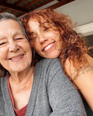 Bruna Vieira Instagram - hoje completa um ano que você existe só na minha memória e eu fiquei me policiando o dia todo pra não pensar nisso porque eu não queria chorar, mas teve uma quina de móvel virtual (a notificação de lembrança do Google Fotos) e eu vi a última foto que tiramos, logo antes de você se despedir, aí já não deu pra evitar. transbordei em silêncio e as lágrimas são de todas versões minhas que já existiram.

você dizia pra todo mundo que eu era uma criança chorona, pois eu cresci e me tornei uma adulta que chora pra se entender. 

Inha, eu continuo estranhando pessoas que eu não conheço direito. continuo vibrando e ficando sem dormir toda vez que existe a possibilidade de uma nova viagem. continuo querendo câmeras digitais de presente de aniversário e Natal. queria poder te mostrar que eu alisei meu cabelo de novo. que eu vendi meu apartamento. que agora eu também tenho joanete no pé direito. que nessa Páscoa ganhamos muitos ovos e como todo tá mundo lá em casa com diabetes, doamos quase tudo. você era a única que podia. você sempre soube que podia tudo. sair da roça, não casar ou mudar de cidade quando bem entender. entre tantas coisas, nos dar amor, afeto e atenção. eu já achei que precisava de coisas que eu não tenho pra ser feliz, mas aí eu lembro que tive você.