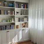 Bruna Vieira Instagram - Esse cômodo é um mix de tudo que me inspira diariamente como artista: fotografia, moda, escrita e livros. Adoro o tanto de luz que entra pela manhã e como essa porta dividiu o ambiente do resto do meu apartamento. Percebi ontem que faz tempo que não mostro meu cantinho pra vocês. Passo tantas horas do dia aqui. 🦋📝🍒🍓
