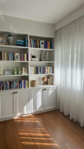 Bruna Vieira Instagram - Esse cômodo é um mix de tudo que me inspira diariamente como artista: fotografia, moda, escrita e livros. Adoro o tanto de luz que entra pela manhã e como essa porta dividiu o ambiente do resto do meu apartamento. Percebi ontem que faz tempo que não mostro meu cantinho pra vocês. Passo tantas horas do dia aqui. 🦋📝🍒🍓