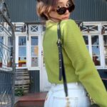 Bruna Vieira Instagram - Esfriou aqui em São Paulo e já deu saudade dos meus lookinhos quentes, coloridos e confortáveis. Chega logo inverno! ❄️☕️✨ bota @uggbr calça @adorofarm suéter @fiorefatto bolsa @coach