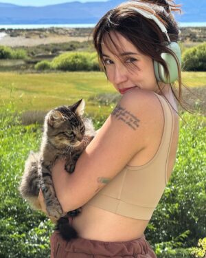 Bruna Vieira Instagram - Descobri a cura da alergia e ela consiste em levar todos os gatos da viagem pra minha casa