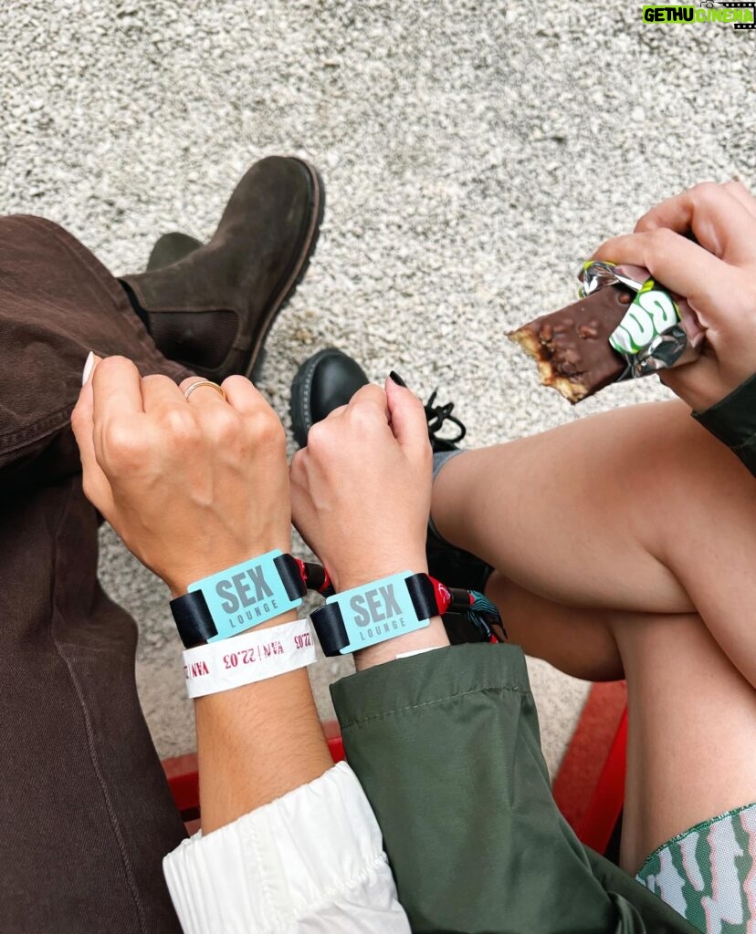 Bruna Vieira Instagram - Chove no #Lolla, mas a gente corre, canta junto e se diverte mesmo assim. Obrigada pela companhia, @auanasonsin. Amo você! ☔️🎵