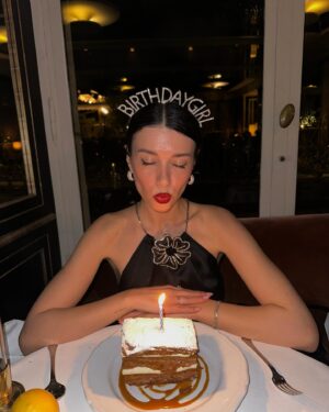 Buçe Buse Kahraman Instagram - ben her şeyi abartıyorum galiba kafamdaki taçtan belli olduğu üzere… yaşamayı, sevmeyi, küçücük şeyleri. iyi ki de öyle yapıyorum, iyi ki kendimin elini hiç bırakmıyorum, bahçemde her şey kendi halinde ve özgür. “hayatı bir şölen gibi yaşamayı severim, her bir günü bir diğerinden ayırarak aynı özenle” iyi ki diyorum var olmaya🤍