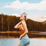 Burcu Binici Instagram - ...güzel bir şeye başla! Ama hep güzel olsun Çünkü her insan ölecek yaşta, Geç kalmayasın!..